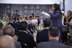 La candidata a la jefatura de Gobierno por la coalición “Sigamos haciendo historia”, Clara Brugada, dijo ante integrantes de la Cámara Mexicana de la Industria de la Construcción (CMIC), que, de ser la mandataria de la capital del país, pretende romper record en la inversión pública. FOTO: Campaña Brugada