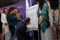A propósito de la cercana conmemoración del Día Internacional de la Mujer, Santiago Taboada, candidato a la Jefatura de Gobierno por la coalición “Va X la Ciudad de México”, firmó los compromisos de la Agenda Mujeres 2024-2030, cuyo objetivo es presentar propuestas en materia de género que contribuyan a cerrar la brecha de la desigualdad. Foto: Campaña Santiago Taboada