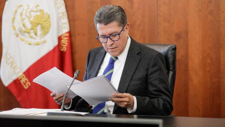 El coordinador parlamentario de Morena, Ricardo Monreal, invitó a quienes estén interesados a que envíen sus comentarios y propuestas para enriquecer la iniciativa que promueve para expedir la Ley de Sistemas de Inteligencia Artificial. FOTO: Senado