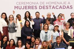 En el acto, que integra el ciclo de actividades “Tiempo de Mujeres. Festival por la Igualdad”, el jefe de Gobierno, Martí Batres, acompañado por la primera dama de la capital, Daniela Cordero, resaltó la valía de las galardonadas: “Tenemos a un conjunto de mujeres que ha influido en los cambios recientes que ha vivido nuestra nación, cambios que se han dado desde abajo”. FOTO: GCDMX