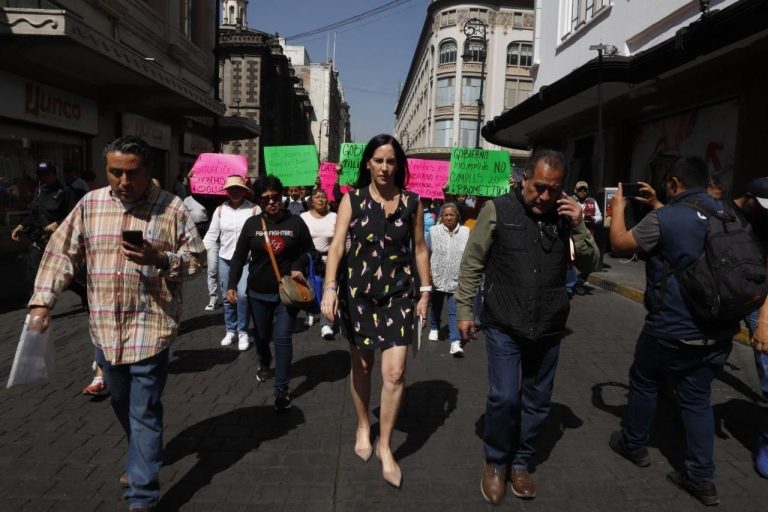 Acompañada por un grupo de vecinos afectados por las obras de ampliación de la Línea 12, la alcaldesa de Álvaro Obregón, Lía Limón, exigió al jefe de Gobierno, Martí Batres, que se firmen los acuerdos con los pobladores de 13 colonias dañadas en la demarcación. Foto: Alcaldía ÁO