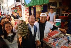 Por otro lado, en La Nueva Viga la falta de agua es recurrente “prácticamente con todos los locatarios que saludamos, con todas las personas que aquí trabajan, el problema es el agua y más la necesidad que tienen aquí por ser productos perecederos”, dijo Santiago Taboada, candidato a el candidato de la coalición “Va X La Ciudad de México”. FOTO: Campaña Brugada