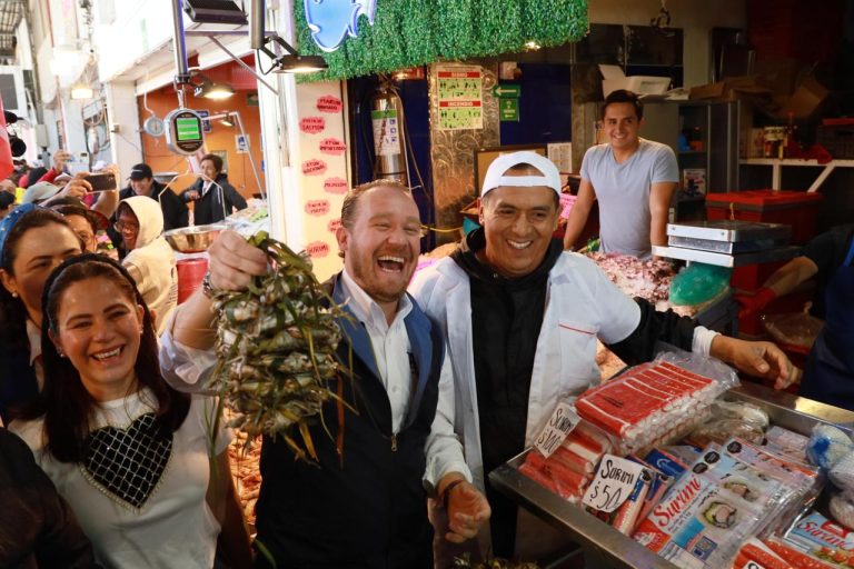 Por otro lado, en La Nueva Viga la falta de agua es recurrente “prácticamente con todos los locatarios que saludamos, con todas las personas que aquí trabajan, el problema es el agua y más la necesidad que tienen aquí por ser productos perecederos”, dijo Santiago Taboada, candidato a el candidato de la coalición “Va X La Ciudad de México”. FOTO: Campaña Brugada