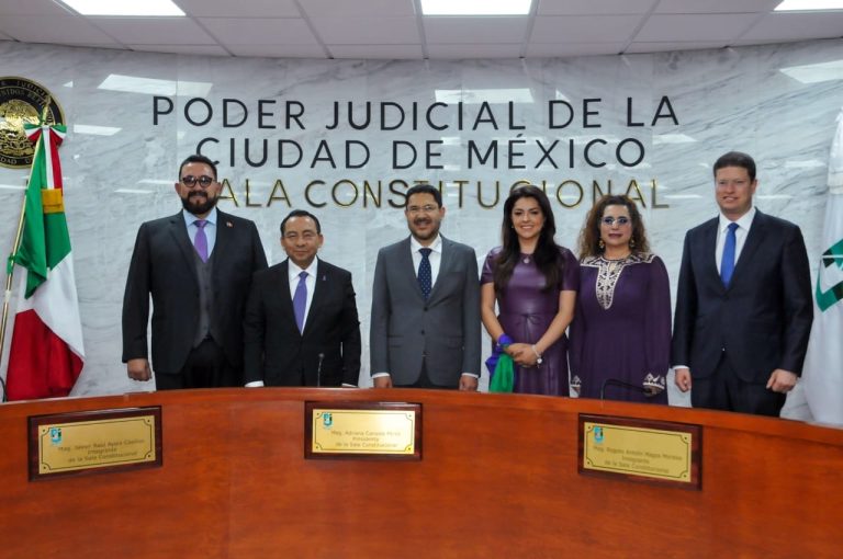 Después de que trabajadores de Participación Ciudadana se quitaran el chaleco guinda para sumarse a la campaña del aspirante opositor a la Jefatura de Gobierno, Santiago Taboada, el mandatario capitalino, Martí Batres, negó que esas personas pertenecieran a la Secretaría de Inclusión y Bienestar Social (Sibiso). Foto: GCDMX