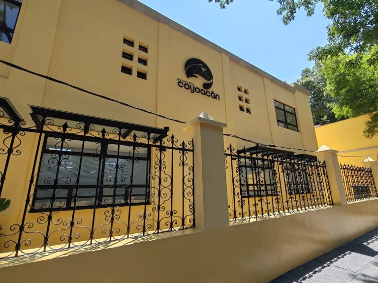 Con el objetivo de salvaguardar la integridad de las personas servidoras públicas que laboran en la alcaldía Coyoacán, concretamente en el edificio de la calle Caballo Calco número 22 en el centro de Coyoacán, se entregó a las y los trabajadores las nuevas instalaciones rehabilitadas las cuales cuentan con todas las medidas de protección civil necesarias para este tipo de edificaciones. FOTOS: Especial