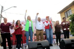 El candidato de Morena-Partido Verde y PT por el Distrito 15 de la Ciudad de México, Pabo Trejo, inició su campaña de manera simbólica con un gran evento, en la tarde, en la colonia más pequeña pero no por ello menos importante de Iztacalco: Cuchilla Agrícola Oriental. FOTO: Especial