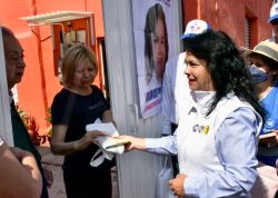 La alcaldía Azcapotzalco está 100 por ciento iluminada con 26 mil 500 lámparas reparadas e instaladas, dijo Margarita Saldaña Hernández, ante vecinos de la unidad habitacional “Novedades Impacto” y de la colonia Nueva España, en la búsqueda del voto para su reelección. FOTOS: Especial