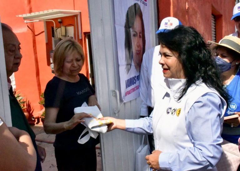 La alcaldía Azcapotzalco está 100 por ciento iluminada con 26 mil 500 lámparas reparadas e instaladas, dijo Margarita Saldaña Hernández, ante vecinos de la unidad habitacional “Novedades Impacto” y de la colonia Nueva España, en la búsqueda del voto para su reelección. FOTOS: Especial