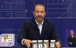 Los cuatro momentos en que de manera contundente Santiago Taboada arrinconó y sacudió por entero a Clara Brugada: primero, cuando le sacó las cuatro botellas con agua sucia de pozos de Iztapalapa, Benito Juárez, Tláhuac y Xochimilco. El segundo, cuando aseguró que René Bejarano, “El Señor de las Ligas” era su socio, porque le entregó contratos multimillonarios para construir las famosas “Utopías” y prometió dar los nombres de las empresas. FOTO: Especial