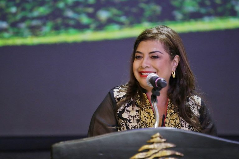 La candidata de Morena, Clara Brugada dijo que evaluará el incluir a integrantes de la oposición en caso de ganar la Jefatura de Gobierno. “Eso vamos a discutirlo poco a poco y después del dos de junio”, afirmó la morenista durante un encuentro en el Centro Libanés. FOTO: Especial