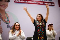 Andrés Manuel López Obrador, presidente de México, celebró que a Clara Brugada le fue requetebién en el pasado proceso electoral y sea la próxima jefa de Gobierno de la Ciudad de México, porque es una mujer honesta y con convicciones. FOTO: Especial
