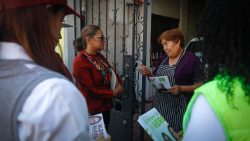 La candidata de la coalición “Seguiremos haciendo historia”, para la alcaldía de Iztapalapa, Aleida Alavez Ruiz, dijo que de llegar a gobernar la demarcación, fortalecerá los programas de alimentación como las lecherías, para retomar la visión de abasto popular. FOTO: Especial