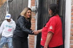 La candidata a alcaldesa de Tlalpan de la coalición Va X la CDMX, Alfa González pidió a los trabajadores de esta demarcación territorial no dejarse intimidar ni presionar por partidarios de Morena, quienes les han dicho sus derechos laborales podrían verse afectados si ella se reelige. FOTO: Especial