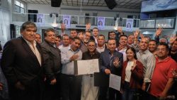 Aleida Alavez Ruiz, aspirante al gobierno de la alcaldía Iztapalapa por la coalición Seguiremos Haciendo Historia en la Ciudad de México, firmó con representantes del sector transportista, el acuerdo Movilidad Sostenible, Segura, Participativa e Incluyente. FOTO: Especial