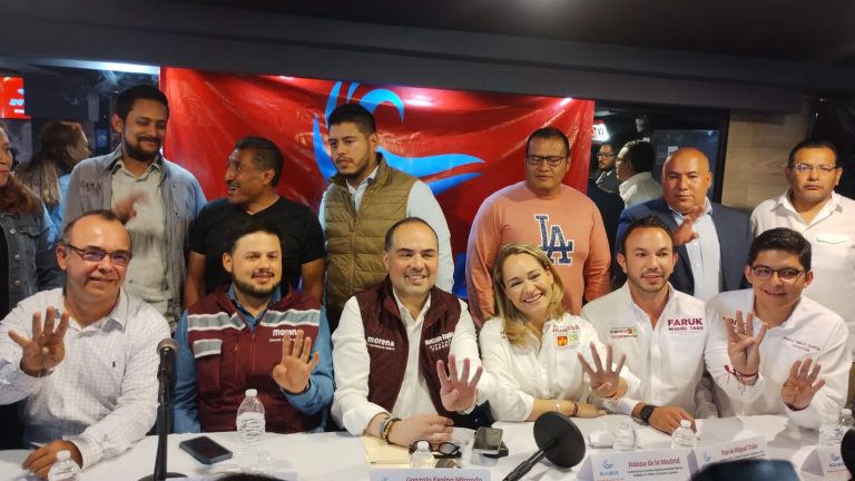 El diputado local (ex panista) y ahora candidato a la diputación federal por Morena, Gonzalo Espina presentó a nuevos integrantes de “La Ola Azul” en Coyoacán, que según él representan “miles de votos para Morena” para ganar en esa demarcación. FOTO: CDMX Magacín