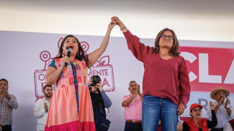 Opositores ex funcionarios públicos de Iztapalapa se sumaron a la coalición “Seguiremos haciendo historia” en la Ciudad de México, para apoyar la candidatura de Clara Brugada a la jefatura de la capital mexicana. FOTO: Especial