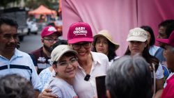 La abanderada de la candidatura común "Seguiremos Haciendo Historia en la Ciudad de México", Gaby Osorio, compartió con las y los vecinos de la colonia San Pedro Mártir que una de sus propuestas en materia de seguridad es colocar policías de proximidad originarios de Tlalpan en cada comunidad. FOTO: Especial