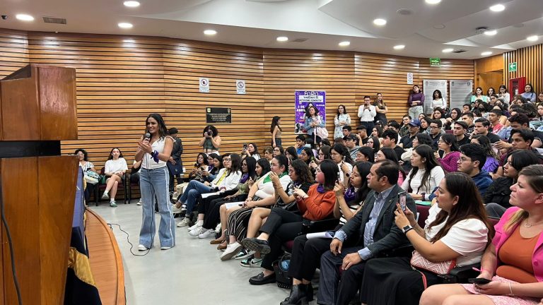 La activista y candidata por la Alcaldía de Cuauhtémoc por la coalición “Va por México”, integrada por el PRI, PAN y PRD, Alessandra Rojo de la Vega, dijo que seguirá luchando para erradicar de la violencia de género desde sus trincheras, para empoderar a las mujeres haciéndoles un llamado a no callar ante cualquier tipo de violencia. FOTO: Especial