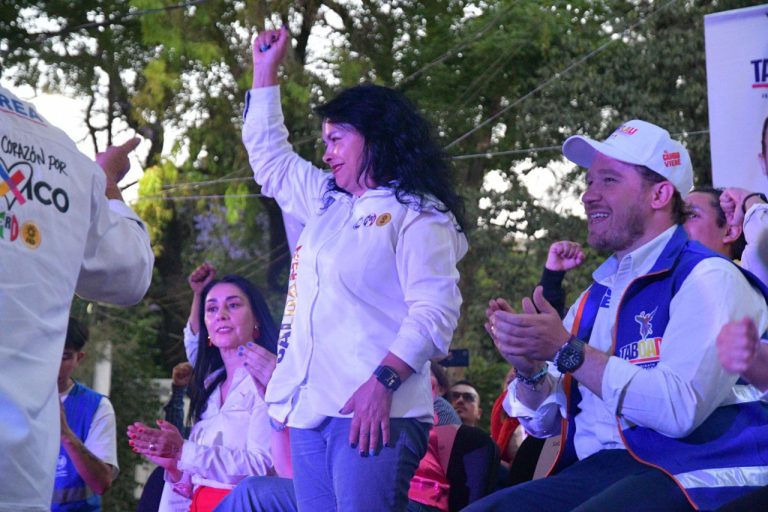 Tres fueron los compromisos más importantes del candidato de la coalición “Va X La Ciudad de México” ante la abanderada de ese bloque a la Alcaldía de Azcapotzalco: llevarse la Fiscalía de Avenida Jardín a otro lado, porque es un “mugrero”; blindar la demarcación, por cada patrulla que ponga la Alcaldía, el Gobierno capitalino pondrá otra; además de arreglar y dignificar las 198 escuelas públicas. FOTOS: Especial