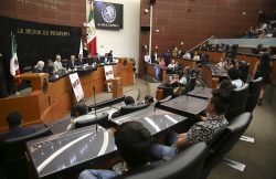 “Un verdadero robo en despoblado” fue lo que el Senado de la República en contubernio con la Cámara de Diputados aprobó la prácticamente expropiación de las cuentas “inactivas” de AFORES de los trabajadores mayores de 70 años y sin aclarar ninguna duda sobre reformas que no dicen ni siquiera en que se va a utilizar el dinero. FOTO: Especial