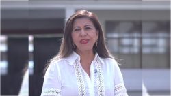 La policía de Cuautitlán, aún bajo control del alcalde con licencia, Aldo Ledezma, intentó amedrentar a la candidata de Morena a la presidencia municipal, Juanita Carrillo. FOTO: Especial