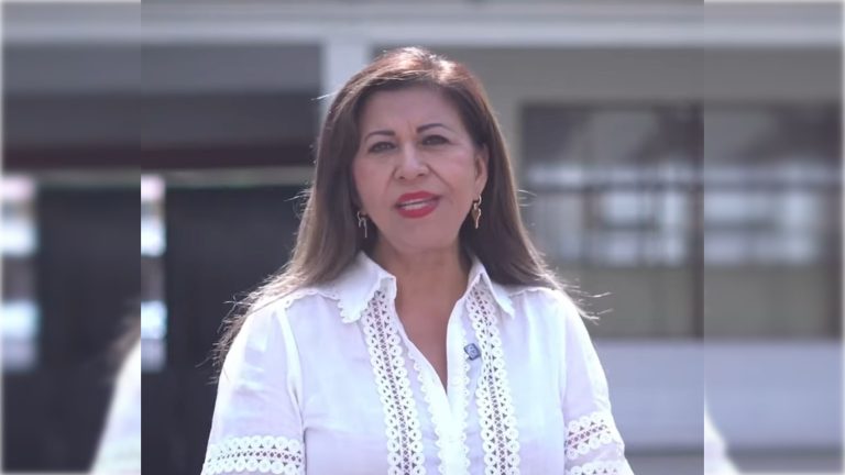 La policía de Cuautitlán, aún bajo control del alcalde con licencia, Aldo Ledezma, intentó amedrentar a la candidata de Morena a la presidencia municipal, Juanita Carrillo. FOTO: Especial