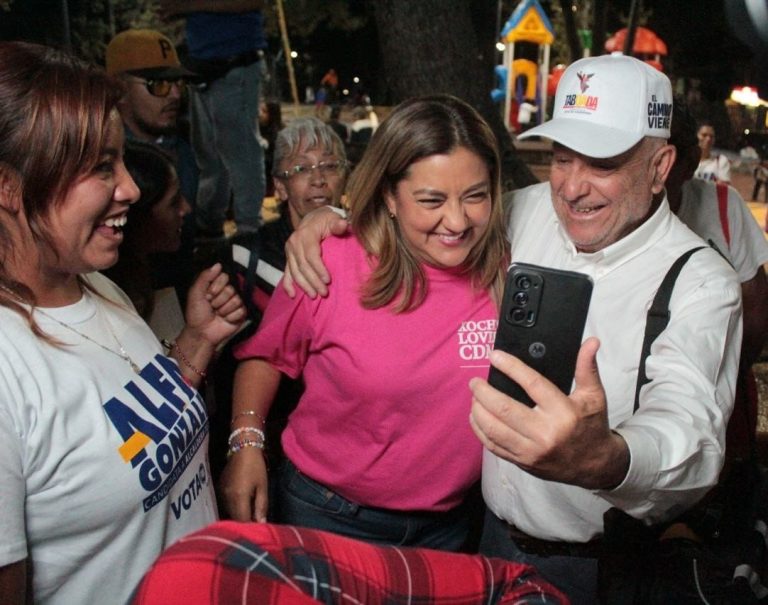 La abanderada del PAN-PRI-PRD a la alcaldía Tlalpan, Alfa González hizo el compromiso con habitantes de colonias como Miguel Hidalgo, Lomas Hidalgo, Cultura Maya, Popular Santa Teresa, Cruz del Farol de incrementar obras y servicios de mejoramiento de los espacios públicos. FOTOS: Especial