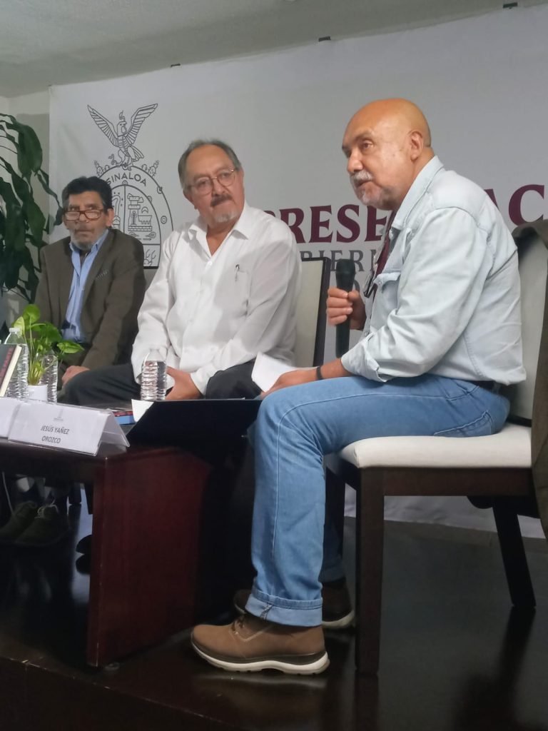 Al centro, Mario Martini --autor de Confesión de Parte--, a la izquierda Juan Manuel Damián y a la derecha, Jesús Yáñez, presentadores de la obra.