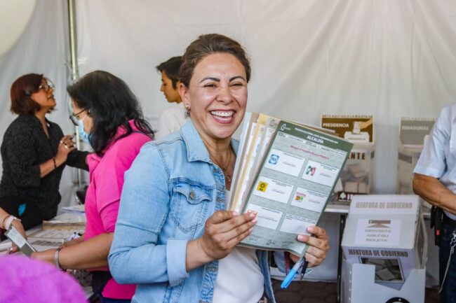 Rocío Barrera emitió su voto y denunció robo de boletas y entrega de tinacos y láminas en VC Rocío Barrera emitió su voto y denunció robo de boletas y entrega de tinacos y láminas en VC