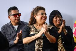 Ya vigente la Ley del Derecho al Bienestar e Igualdad Social con la cual la “4T” promete erradicar la pobreza –al menos en la CDMX–, pero sobre todo pretende tomar el control absoluto de todos los recursos de los programas sociales, viene la siguiente batalla, de los Alcaldes de oposición ante la Suprema Corte. FOTO: Especial