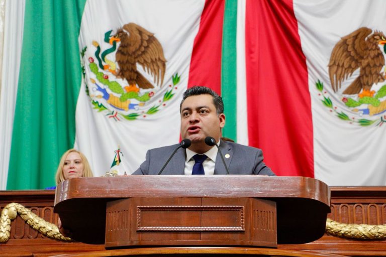 Al presentar su voto razonado, el diputado del PAN, Diego Garrido dijo que la aprobación de la iniciativa sobre corridas de toros es resultado de las más de 27 mil firmas ciudadanas, luego de que la propuesta de “toros sin sangre” estuvo “congelada”. FOTO: Especial