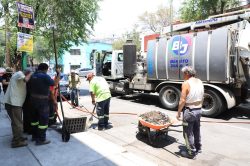 La alcaldía Benito Juárez puso en marcha una nueva jornada del Programa Anual de Desazolve 2025, con el objetivo de prevenir encharcamientos e inundaciones durante la próxima temporada de lluvias. Los trabajos forman parte del mantenimiento preventivo de la red secundaria de drenaje. FOTO: Especial