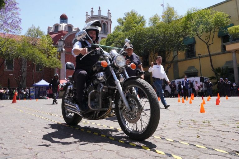 Con la finalidad de fomentar las buenas prácticas de conducción entre los usuarios de motocicleta, reducir los percances viales y promover el valor social de la motocicleta como vehículo, la alcaldía Miguel Hidalgo, la Alianza Nacional por la Seguridad Vial (ANASEVI), la Secretaría de Movilidad de la Ciudad de México y DiDi, realizaron una sesión técnico-práctica de seguridad. FOTO: Especial