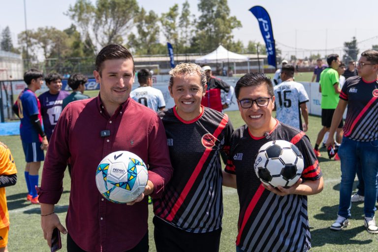 Este viernes arrancó en el Deportivo Vivanco el torneo “De la Calle a la Cancha”, impulsado por los diputados Pedro Haces Lago y Alberto Vanegas, en conjunto con la Fundación Telmex-Telcel, y con la participación de más de 500 niñas y niños en su jornada inaugural. El evento busca abrir oportunidades reales para las juventudes a través del deporte. FOTO: Especial