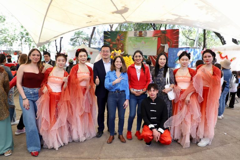 En el marco de esta conmemoración, Karina Magaña, directora general de Desarrollo Humano e Igualdad Sustantiva aprovechó la oportunidad para reafirmar el compromiso que la alcaldía Benito Juárez tiene de estrechar lazos en materia cultural. FOTOS: Especial