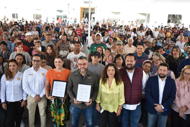 El día de ayer se entregaron más de 890 financiamientos, que corresponden a un monto total de 9 millones 480 mil pesos, de manos del Alcalde Mtro. Fernando Mercado Guaida y de Daniela Cordero Arenas, Directora del FONDESO.