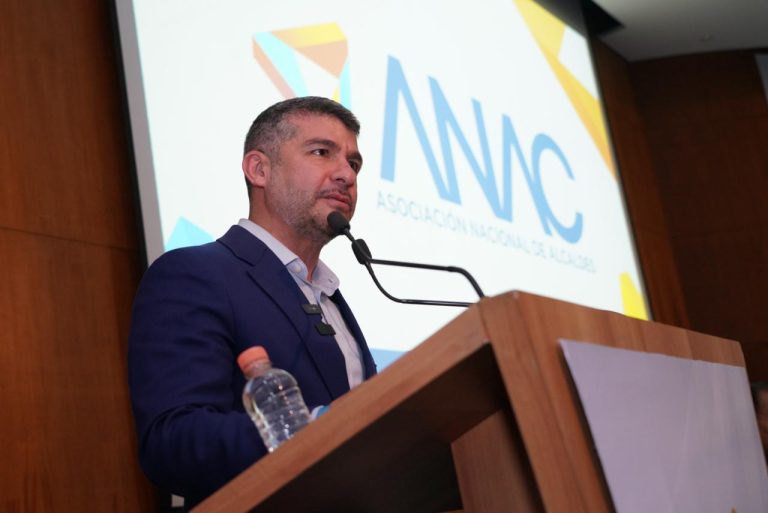 Mauricio Tabe, presidente de la Asociación Nacional de Alcaldes (ANAC) llamó a fortalecer los municipios y defenderlos del avasallamiento y menosprecio que el gobierno federal está haciendo a estos gobiernos locales, que son el primer contacto con la población. FOTOS: Especial