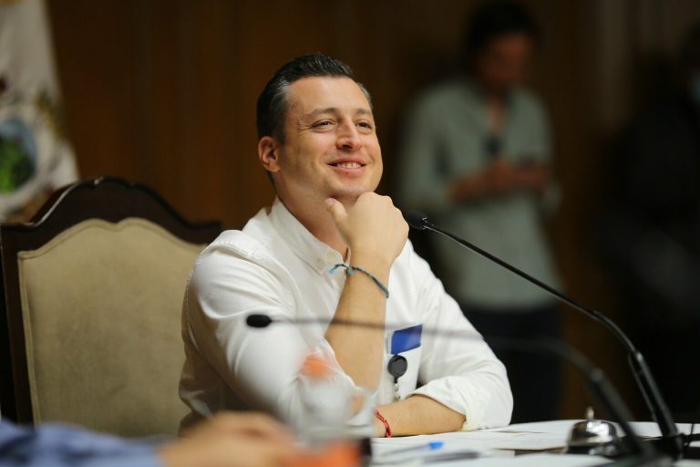 Quizás por eso mismo, porque ya era conocido por su obra, no logró obtener el mayor número de votos en la competencia senatorial. Llegó al senado por la vía del segundo lugar, lo que llaman “primera minoría”. FOTO: Especial