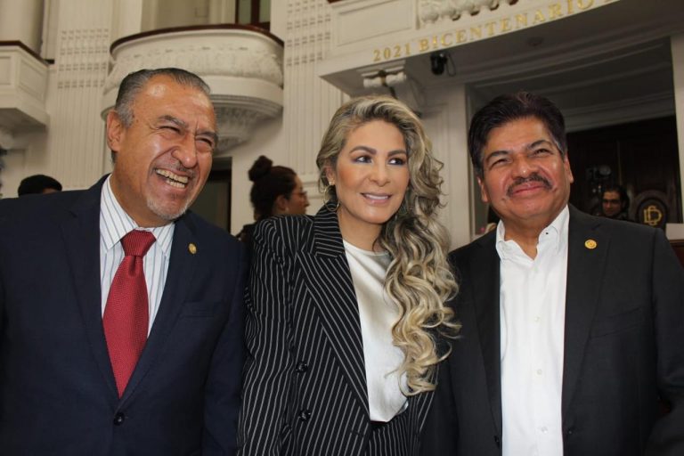 ¿De qué habrán hablado durante su encuentro en el Congreso de la Ciudad de México Nora Arias, Francisco Chíguil y Pablo Trejo, previo a la comparecencia del alcalde de Gustavo A. Madero, Janecarlo Lozano? Muy interesante reunión en plenas curules. FOTO: Especial