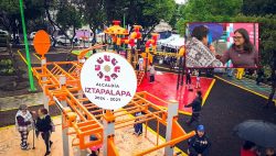 Para beneficio de toda la comunidad, pero en especial de las y los niños, la alcaldesa de Iztapalapa, Aleida Alavez Ruiz, entregó el renovado parque infantil de la colonia Ejército de Agua Prieta, fruto de la colaboración entre diversas áreas del gobierno local. FOTO: Especial