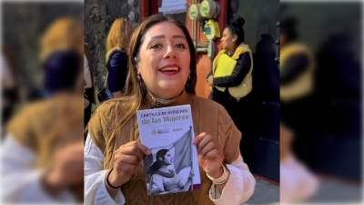 Al respecto, Xóchitl Bravo comentó que las y los diputados morenistas visitan casa por casa o realizan asambleas en las alcaldías, donde entregan las cartillas a mujeres y hombres, y explican los derechos de las primeras. FOTO: Especial