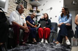 “Nosotros no esperamos a que nos busquen. Tocamos las puertas, vamos a las calles, a los jardines, a las plazas. Ahí donde está la gente, ahí debe estar el gobierno”, expresó la mandataria al inicio del encuentro.