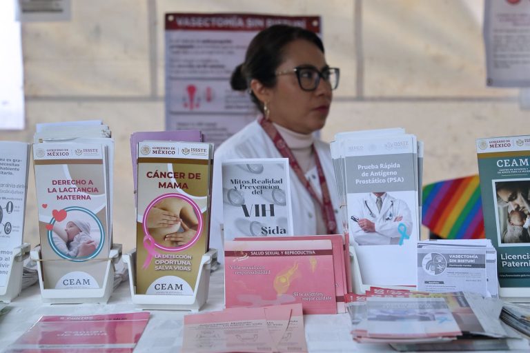 La feria fue inaugurada por el alcalde Octavio Rivero Villaseñor, acompañado por Frida Durán Sánchez, subdelegada de Prestaciones Económicas, Sociales y Culturales del ISSSTE, en representación del director general Martí Batres Guadarrama.