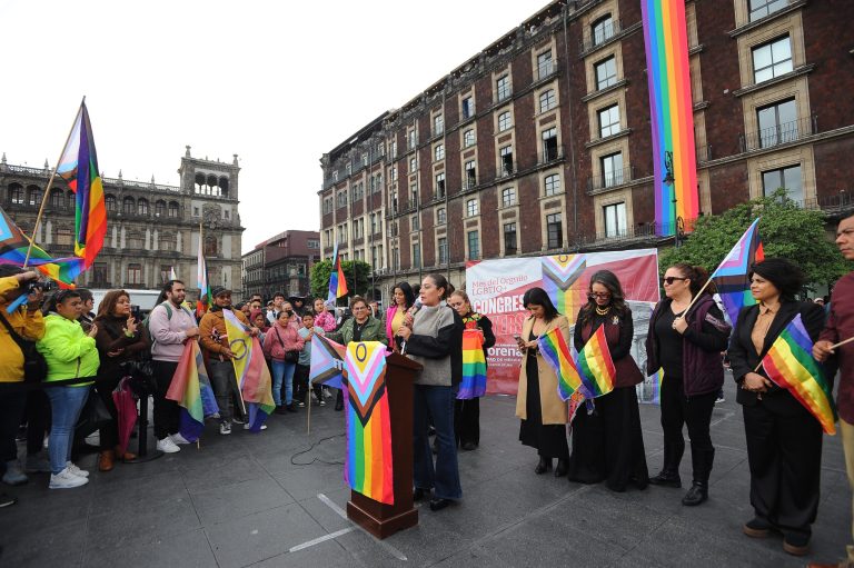 La diputada Xóchitl Bravo encabezó la presentación de las banderas de la diversidad sexual y de género que se colocaron en las fachadas de los edificios del Congreso capitalino.