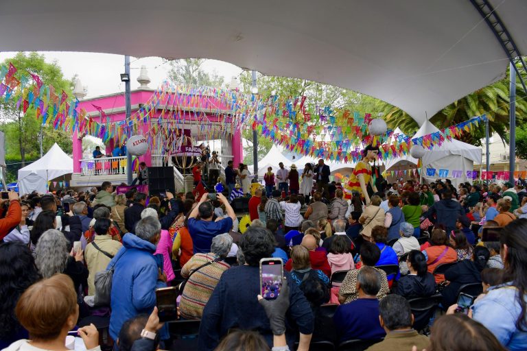 Vaya que la alcaldesa de Azcapotzalco Nancy Núñez infló, le ‘cuchareó’ con ganas al número de supuestos asistentes a la Guelaguetza 2025 en esa demarcación, como si estuviera hablando de los acarreados y participantes a sus mítines políticos. FOTO: Especial