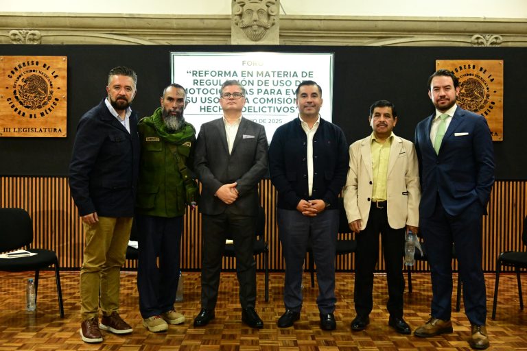 En el segundo y último día de trabajos del foro “Reforma en materia de regulación del uso de motocicleta para evitar su uso en la comisión de hechos delictivos”, el diputado Mario Enrique Sánchez (PAN) aseguró que se busca la seguridad de las personas usuarias de motocicletas, de la ciudadanía en general y, sobre todo, que el gobierno pueda hacer su trabajo. FOTO: Especial