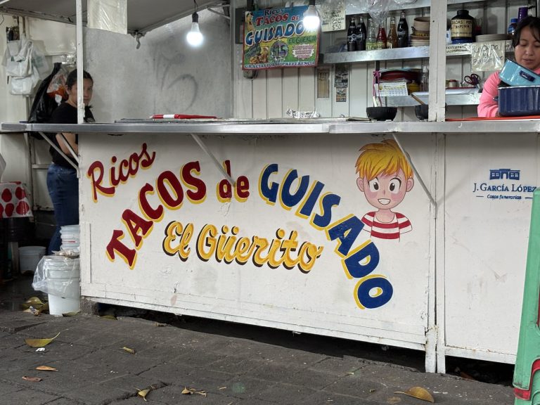 “El ataque a los rótulos fue una tentativa de homicidio cultural. Hoy decimos con hechos: la Cuauhtémoc no se borra, se pinta con orgullo”, afirmó la alcaldesa durante el anuncio del programa, en el Mercado San Juan, el pasado octubre.