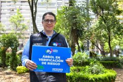 Desde el Parque Acacias, Luis Mendoza informó sobre la instalación de señalamientos de advertencia y la intervención de árboles con alto riesgo de colapso. FOTO: Especial