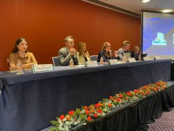 Como parte de la discusión abierta para su iniciativa de Ley para reglamentar el uso de teléfonos celulares en las escuelas primarias y secundarias en la capital del país, la diputada Laura Álvarez, del PAN, encabezó un foro con expertos en educación de México, España, Alemania y Francia, quienes compartieron sus experiencias al respecto. FOTO: Especial