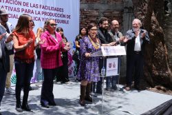 La jefa de Gobierno calificó como un gran logro el “Acuerdo de Facilidades Administrativas para la Producción de Vivienda Social Pública y/o Asequible”, porque “rompe los muros burocráticos”. FOTO: Especial